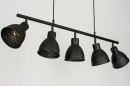 Foto 73426-9 schuinaanzicht: Trendy, industriële hanglamp voorzien van vijf richtbare kappen, uitgevoerd in een mat zwarte kleur.