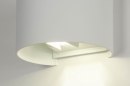 Foto 73478-6: Strakke en veelzijdige led-wandlamp, uitgevoerd in mat wit, voor zowel binnen- als buitengebruik.