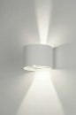 Foto 73478-8: Strakke en veelzijdige led-wandlamp, uitgevoerd in mat wit, voor zowel binnen- als buitengebruik.