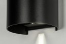 Foto 73479-6: Strakke en veelzijdige led-wandlamp, uitgevoerd in mat zwart, voor zowel binnen- als buitengebruik. 
