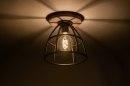 Foto 73506-2: Stoere plafondlamp in zwarte kleur met houten details.