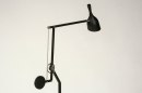 Foto 73598-3 schuinaanzicht: Moderne, functionele vloerlamp / leeslamp in mat zwarte kleur met rvs kleurige details, geschikt voor led.
