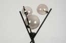 Foto 73637-5 detailfoto: Moderne Tripod lamp voorzien van glazen bollen in rookglas, geschikt voor led verlichting.