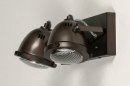 Foto 73652-11: Stoere, plafondlamp / wandlamp voorzien van twee spots uitgevoerd in de kleur bruin / zwart.