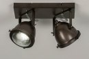 Foto 73652-12: Stoere, plafondlamp / wandlamp voorzien van twee spots uitgevoerd in de kleur bruin / zwart.