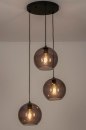 Foto 73663-1 schuinaanzicht: Moderne, trendy hanglamp voorzien van drie retro bollen in rookglas. 