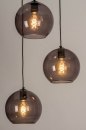 Foto 73663-2 schuinaanzicht: Moderne, trendy hanglamp voorzien van drie retro bollen in rookglas. 