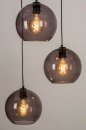 Foto 73663-4 schuinaanzicht: Moderne, trendy hanglamp voorzien van drie retro bollen in rookglas. 