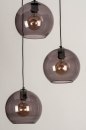 Foto 73663-6 schuinaanzicht: Moderne, trendy hanglamp voorzien van drie retro bollen in rookglas. 