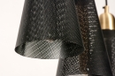 Foto 73803-10: Schwarze Hängelampe mit drei schwarzen Schirmen mit Löchern, mit messingfarbenen Details.