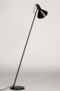Foto 73805-2 schuinaanzicht: Moderne praktische vloerlamp / leeslamp uitgevoerd in een mat zwarte kleur.