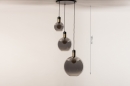 Foto 73848-13: Hanglamp met drie bollen van rookglas op verschillende hoogtes aan ronde plafondplaat