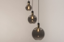 Foto 73848-14: Hanglamp met drie bollen van rookglas op verschillende hoogtes aan ronde plafondplaat