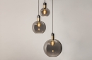 Foto 73848-15: Hanglamp met drie bollen van rookglas op verschillende hoogtes aan ronde plafondplaat
