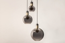 Foto 73848-16: Hanglamp met drie bollen van rookglas op verschillende hoogtes aan ronde plafondplaat