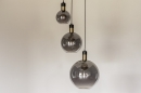 Foto 73848-18: Hanglamp met drie bollen van rookglas op verschillende hoogtes aan ronde plafondplaat