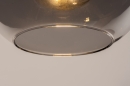 Foto 73848-19: Hanglamp met drie bollen van rookglas op verschillende hoogtes aan ronde plafondplaat