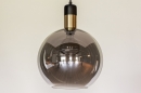 Foto 73850-14 anders: Zwarte hanglamp met glazen bol van rookglas en messing detail
