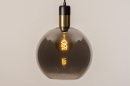 Foto 73850-16 anders: Zwarte hanglamp met glazen bol van rookglas en messing detail