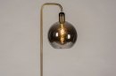 Foto 73852-3: Retro staande lamp van messing met bol van rookglas