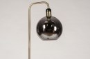 Foto 73852-5: Retro staande lamp van messing met bol van rookglas