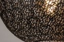 Foto 73947-5: Zwarte wandlamp met bol van metaal met openingen