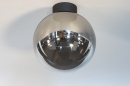 Foto 73956-1: Zwarte plafondlamp met bol van rookglas 