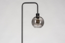 Foto 74035-5: Moderne, stimmungsvolle Stehleuchte mit einer Rauchglaskugel und einer besonders schön verarbeiteten Lampenfassung.