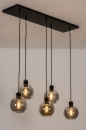 Foto 74038-1 schuinaanzicht: Zwarte hanglamp met vijf bollen van rookglas en prachtige fittingen