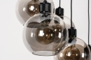 Foto 74038-11 detailfoto: Zwarte hanglamp met vijf bollen van rookglas en prachtige fittingen