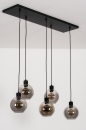 Foto 74038-6 schuinaanzicht: Zwarte hanglamp met vijf bollen van rookglas en prachtige fittingen