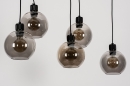 Foto 74038-8 schuinaanzicht: Zwarte hanglamp met vijf bollen van rookglas en prachtige fittingen