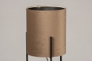 Foto 74080-3: Sfeervolle vloerlamp voorzien van een taupekleurige fluwelen kap, geschikt voor led verlichting.