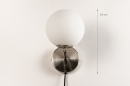 Foto 74130-1: Retro wandlamp met bol van opaalglas en schakelaar op de wandplaat