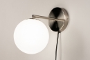 Foto 74130-2: Retro wandlamp met bol van opaalglas en schakelaar op de wandplaat