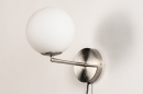 Foto 74130-5: Retro wandlamp met bol van opaalglas en schakelaar op de wandplaat