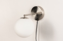 Foto 74130-6: Retro wandlamp met bol van opaalglas en schakelaar op de wandplaat