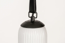 Foto 74176-5 detailfoto: Elegante hanglamp van geribbeld wit, opaal glas welke hangt aan een ophanging van kunstleer, geschikt voor led verlichting.