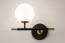Foto 74257-3: Hotel chique zwarte wandlamp met gouden details en witte bol van glas