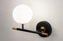 Foto 74257-4: Hotel chique zwarte wandlamp met gouden details en witte bol van glas