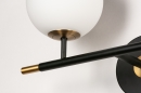 Foto 74257-7: Hotel chique zwarte wandlamp met gouden details en witte bol van glas