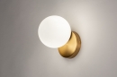 Foto 74258-2 schuinaanzicht: Wandlamp in messing met witte bol van glas