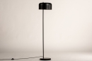 Foto 74349-3 schuinaanzicht: Zwarte vloerlamp in retrostijl met zwarte lampenkap en strijkijzersnoer