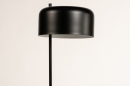 Foto 74349-4 schuinaanzicht: Zwarte vloerlamp in retrostijl met zwarte lampenkap en strijkijzersnoer