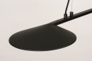 Foto 74387-11: Moderne, zwarte hanglamp voorzien van messingkleurige details, voorzien van ingebouwd, dimbaar led. 