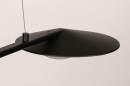 Foto 74387-12: Moderne, zwarte hanglamp voorzien van messingkleurige details, voorzien van ingebouwd, dimbaar led. 