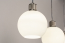 Foto 74393-11: Moderne Retro-Pendelleuchte mit drei Kugeln aus weißem Opalglas, mit außergewöhnlich gut verarbeiteten Fassungen. 