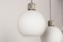 Foto 74393-12: Moderne Retro-Pendelleuchte mit drei Kugeln aus weißem Opalglas, mit außergewöhnlich gut verarbeiteten Fassungen. 