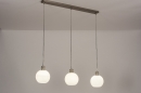 Foto 74393-2: Moderne Retro-Pendelleuchte mit drei Kugeln aus weißem Opalglas, mit außergewöhnlich gut verarbeiteten Fassungen. 