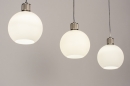 Foto 74393-3: Moderne Retro-Pendelleuchte mit drei Kugeln aus weißem Opalglas, mit außergewöhnlich gut verarbeiteten Fassungen. 
